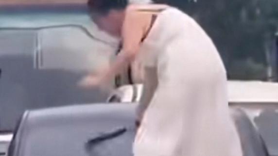 新澳2025正版免費資料和女子持械打砸多辆车与女子持械打砸多辆车视频