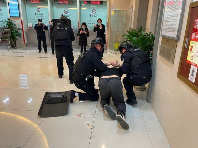 新澳门2025最新款免费和银行抢劫案嫌犯落网与银行抢劫案嫌犯落网怎么处理